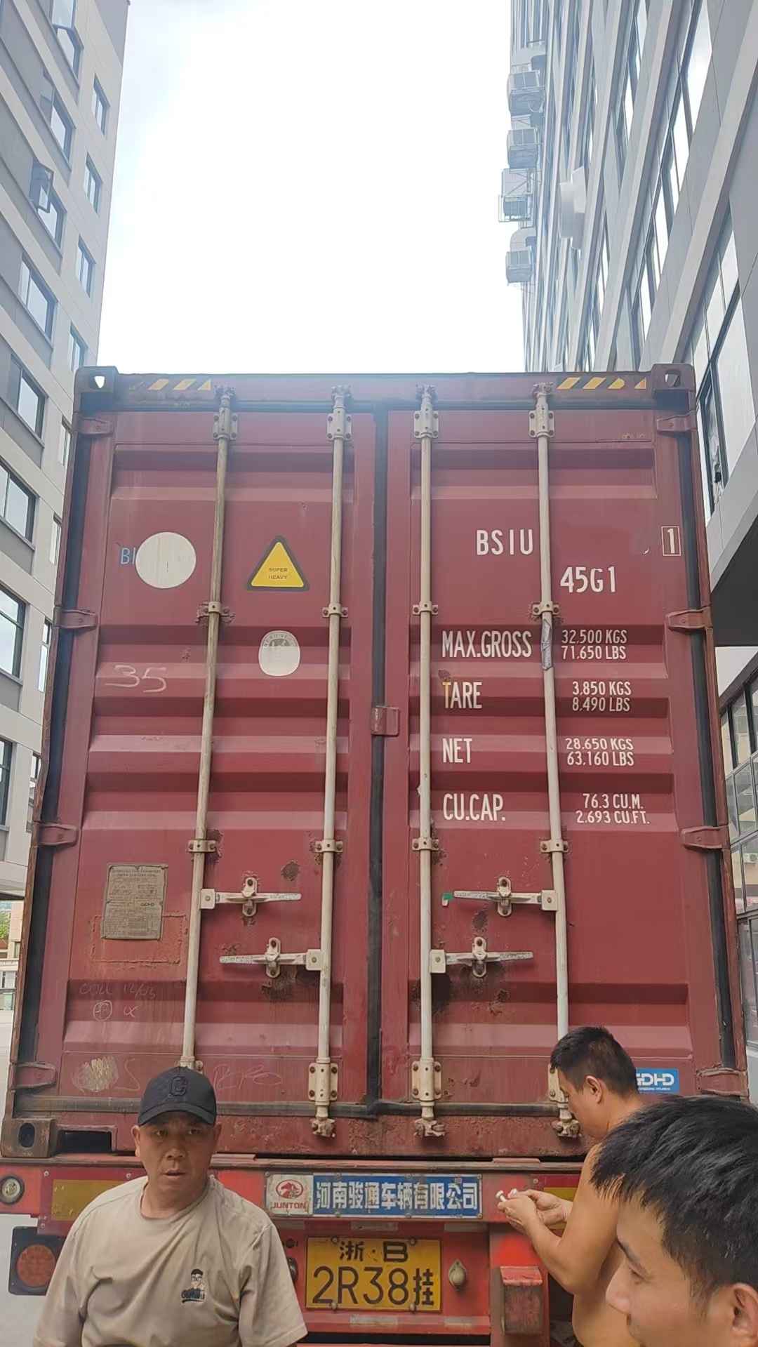 Carga diaria de contenedores en Yiwu Kebon: botiquines de primeros auxilios listos para su entrega mundial